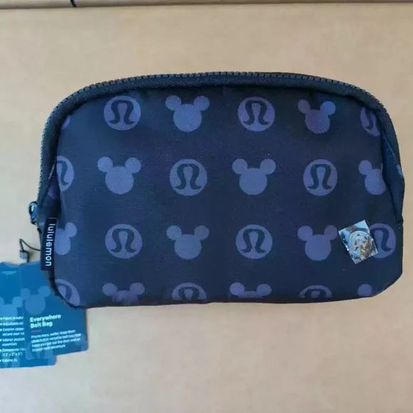 Disney x lululemon *Everywhere Belt Bag 1L Mickey and Logo Print - Picture 4 of 4